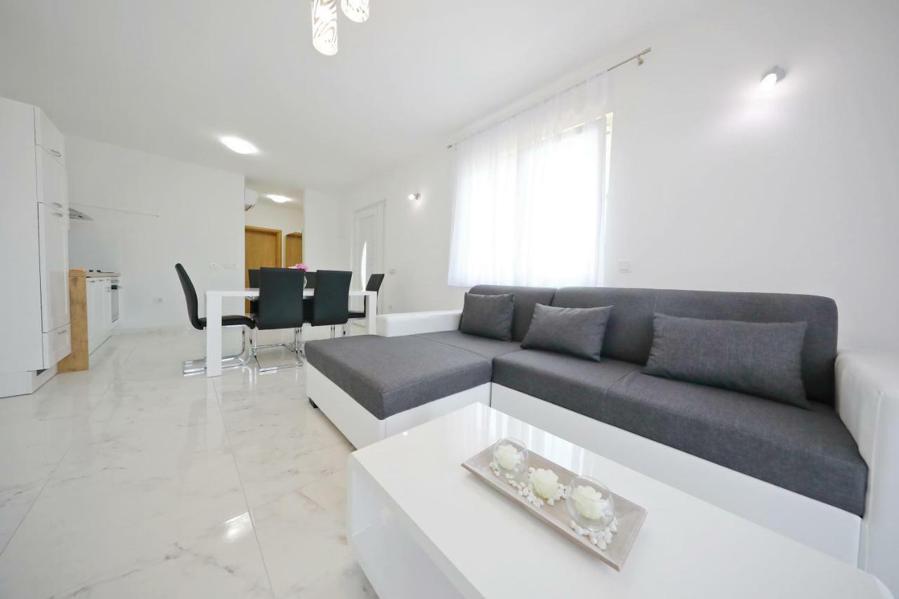 Apartmani Vlado Mitar Sukošan Екстериор снимка