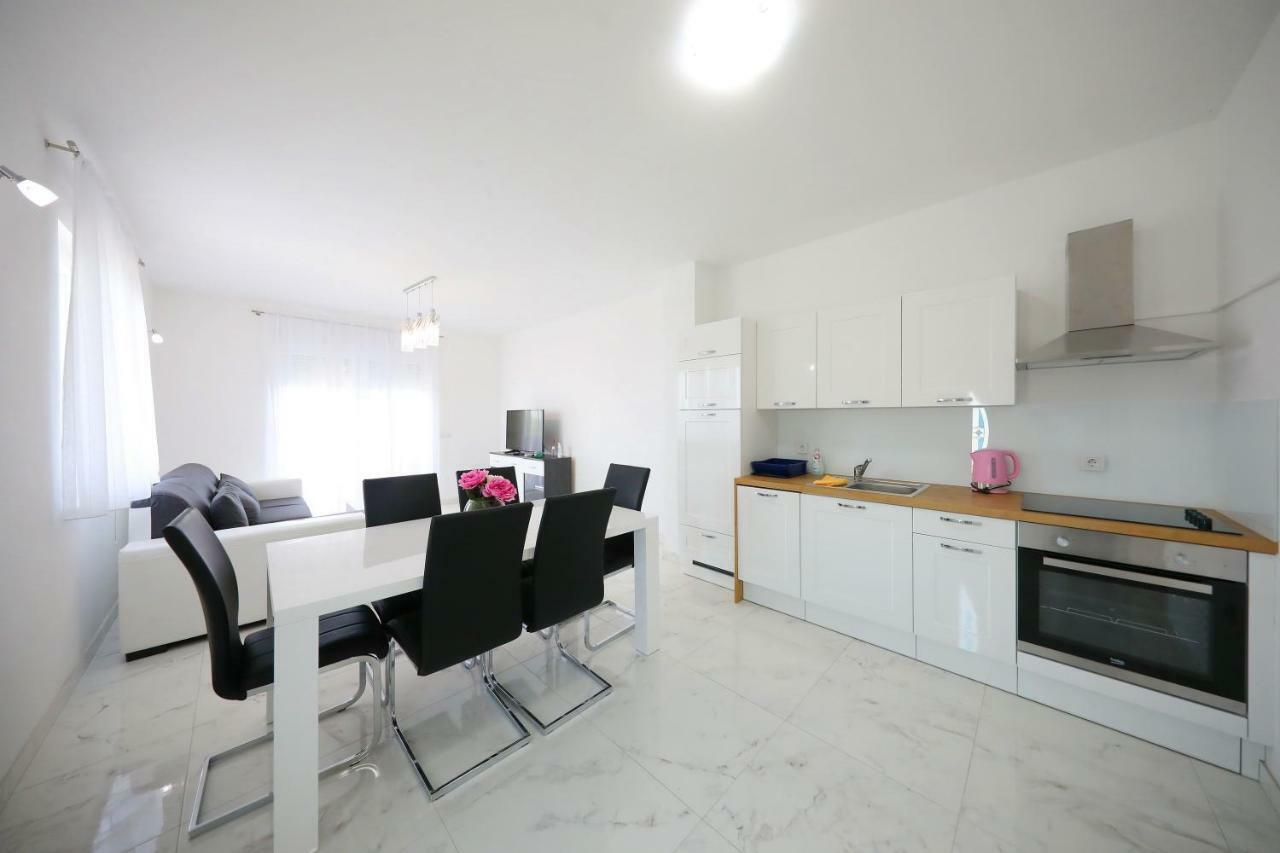 Apartmani Vlado Mitar Sukošan Екстериор снимка